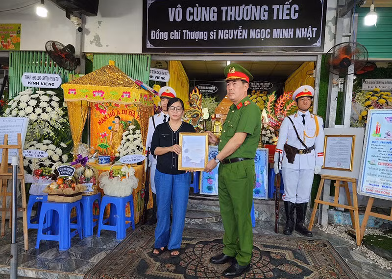 Anh đã ngã xuống vì bình yên cho nhân dân -0