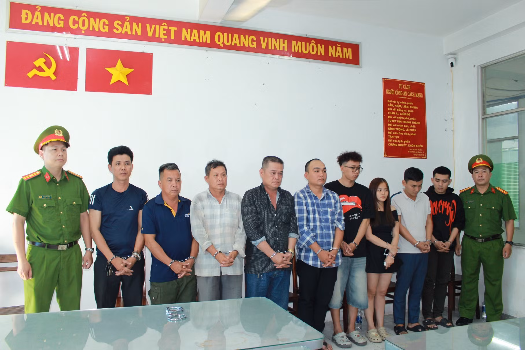 Bắt khẩn cấp các đối tượng khiêng quan tài diễu phố -1