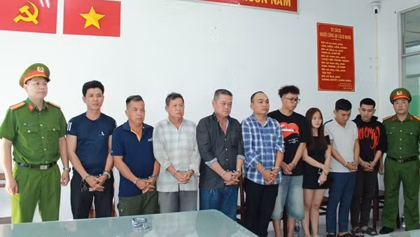 Bắt khẩn cấp nhóm đối tượng khiêng quan tài diễu phố