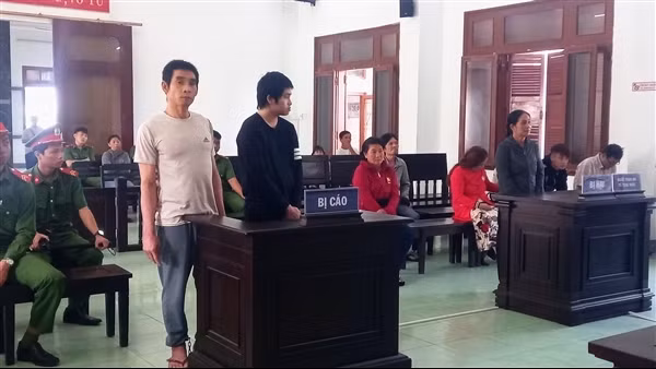 Hai cha con cùng hầu tòa lãnh án 16 năm tù về tội giết người