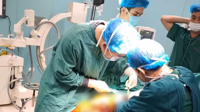 Truyền 22 lít chế phẩm máu cứu bệnh nhân TNGT 2 lần ngừng tim -0