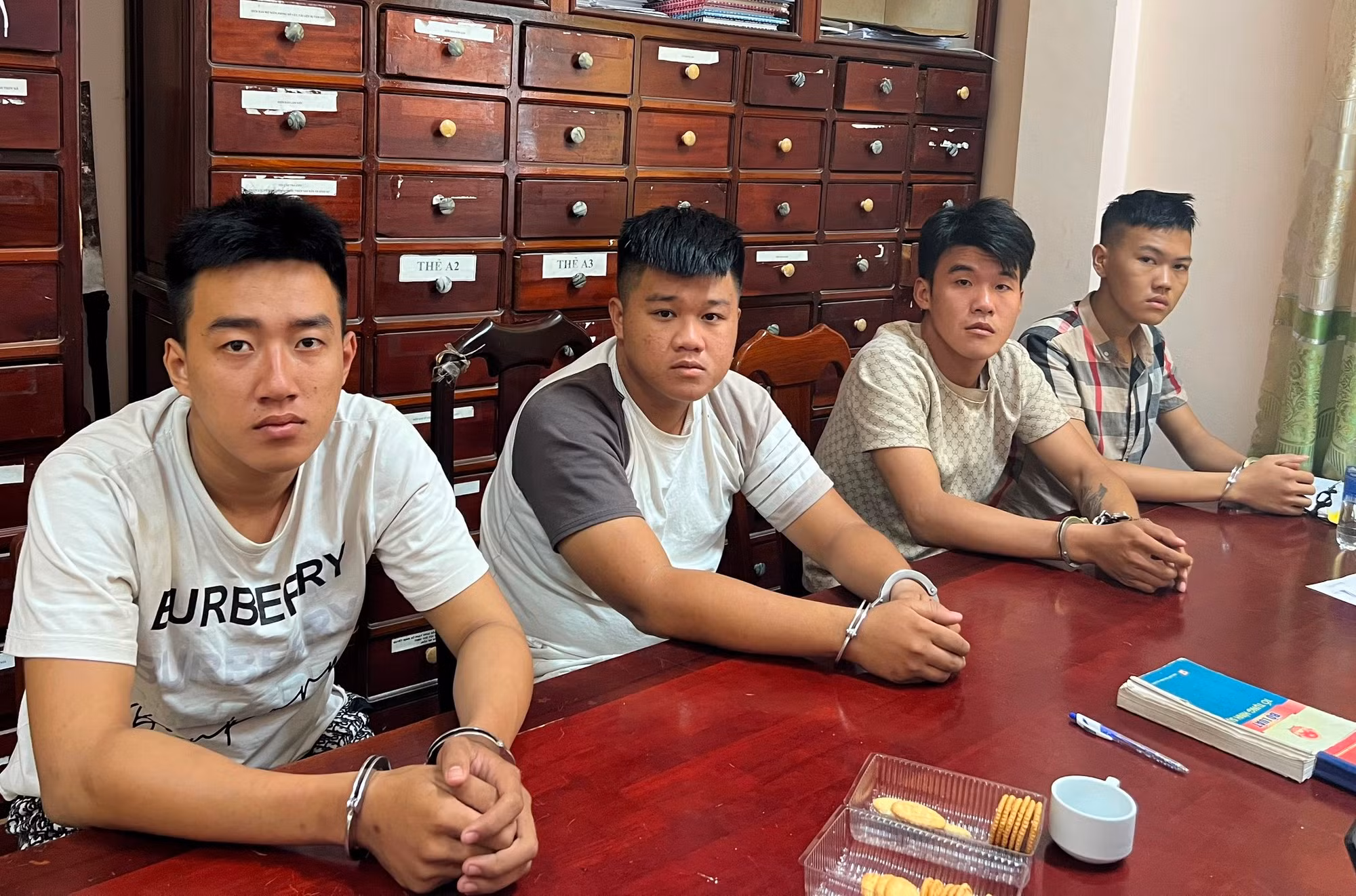 Bắt 4 thanh niên ép xe người đi đường, dùng dao, xịt hơi cay cướp tài sản -0