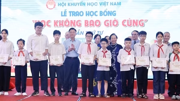 Trao học bổng "Học không bao giờ cùng" cho 463 cá nhân tiêu biểu