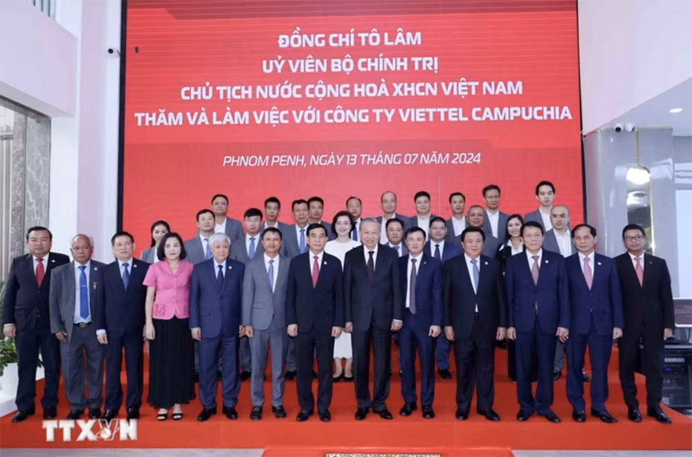 Chủ tịch nước Tô Lâm thăm và làm việc tại công ty viễn thông Metfone -0