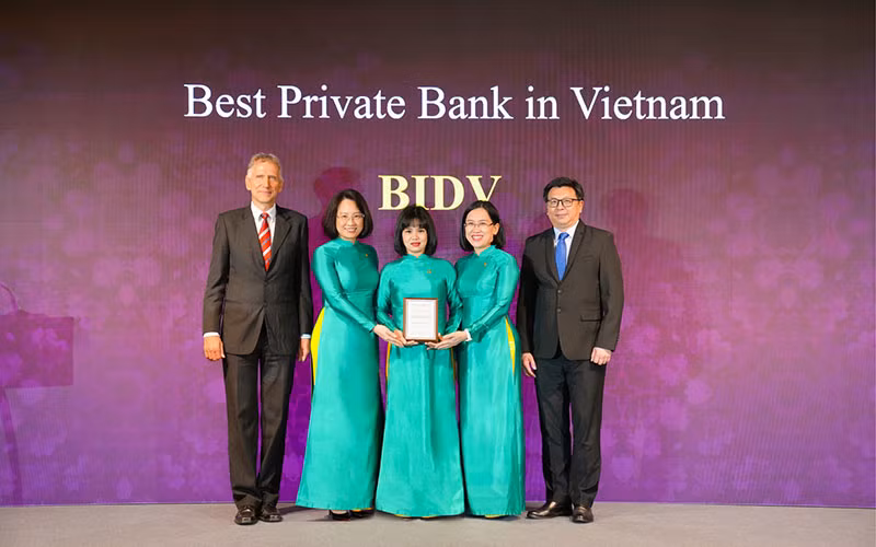 BIDV nhận “cú đúp” giải thưởng uy tín trong lĩnh vực ngân hàng bán lẻ -0