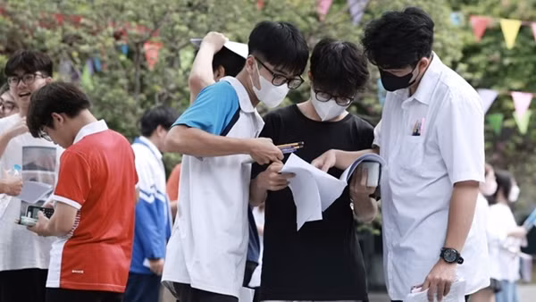 Vì sao phổ điểm môn Tiếng Anh vẫn nằm cuối bảng?