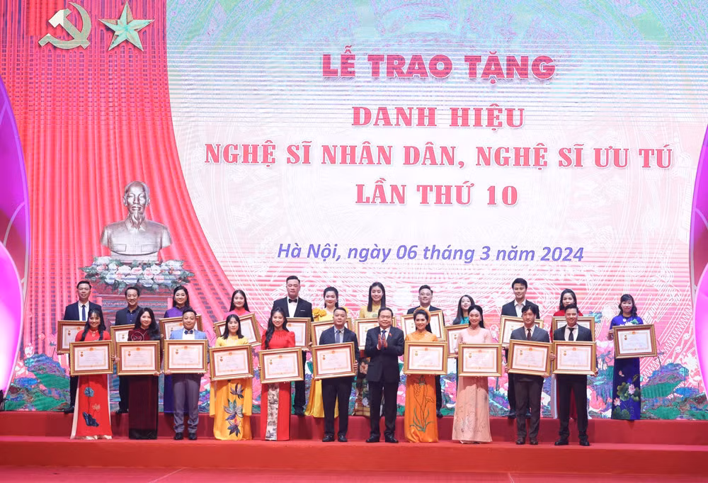 một số nghệ sĩ được phong tặng danh hiệu nsưt tại lễ trao danh hiệu lần thứ 10.jpg -0