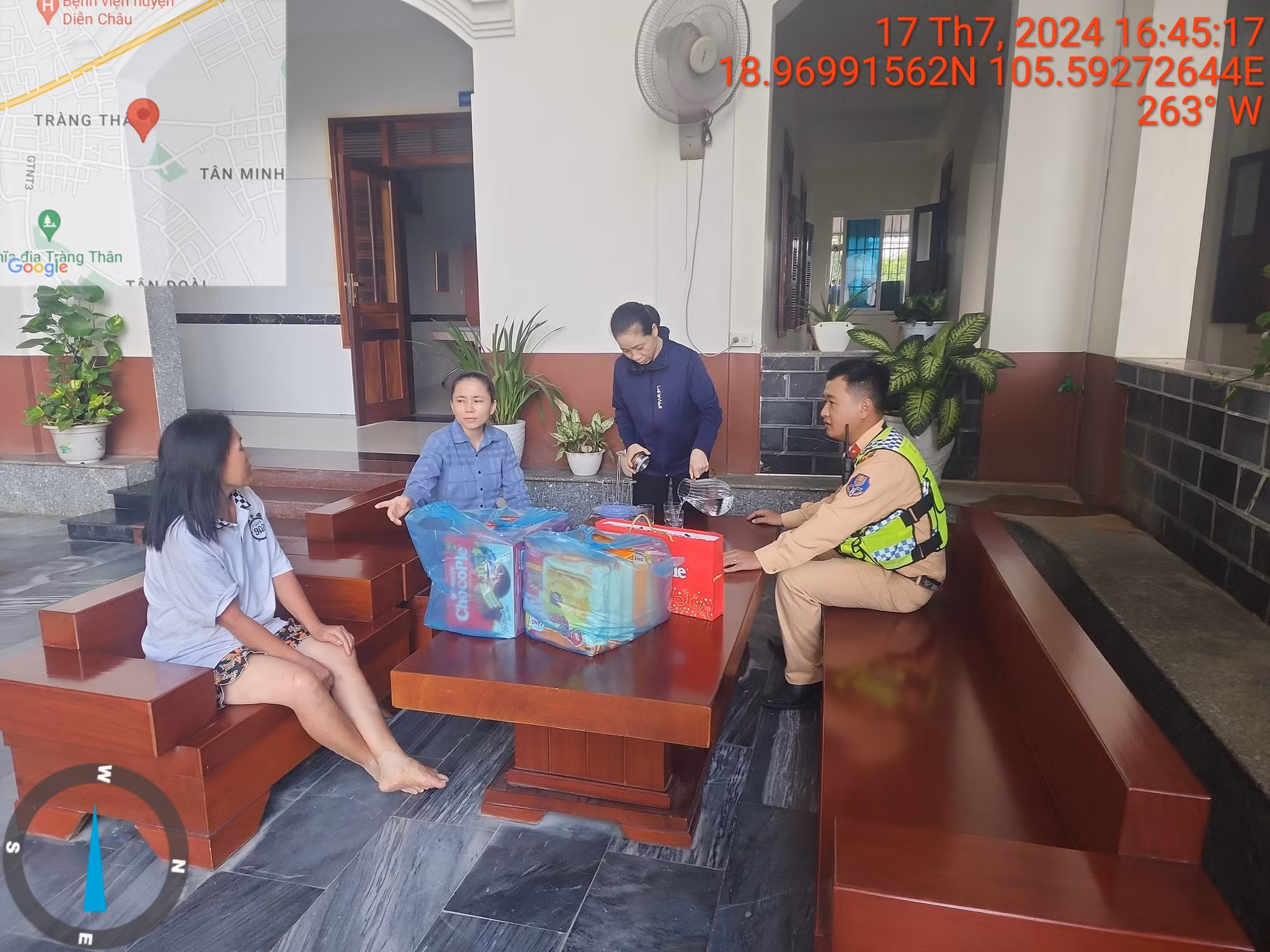 CSGT giúp người phụ nữ tâm thần đi lạc trên cao tốc về mái ấm -1