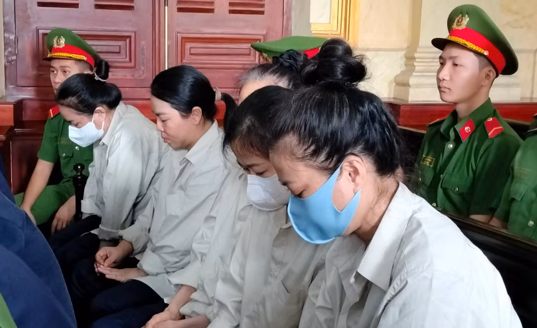 Tham gia buôn lậu hơn 6 tấn vàng, hai mẹ con, chị em lãnh 45 năm tù -0