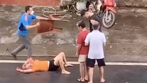 Chồng đuổi chém vợ trọng thương rồi cầm dao tự vẫn