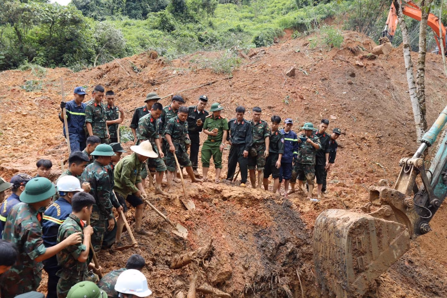 Tìm thấy nạn nhân thứ 11 người bị tử vong trong vụ sạt lở đất ở Hà Giang -1