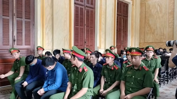 Vụ buôn lậu hơn 6 tấn vàng: hai mẹ con lĩnh 30 năm tù