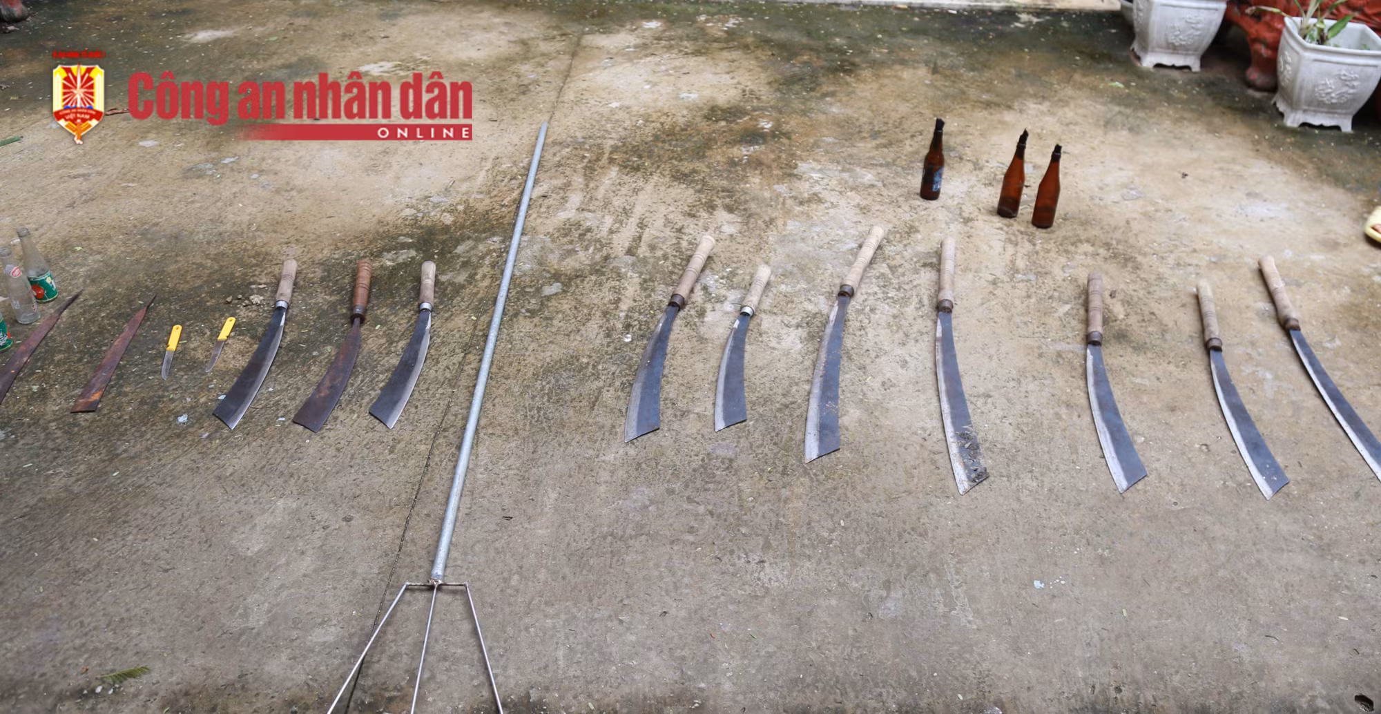 Kịp thời ngăn chặn nhóm thanh niên sử dụng hung khí để giải quyết mâu thuẫn -1