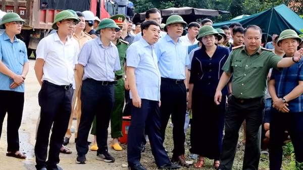 Vụ sạt lở tại Hà Giang: Dừng tìm kiếm nạn nhân, tập trung thông đường