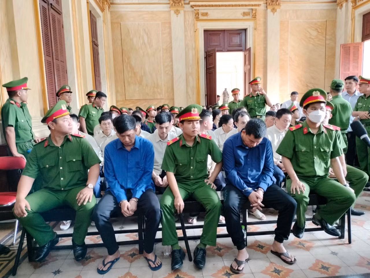 Buôn lậu vàng, nhiều ngườ trong một gia đình vướng lao lý -0