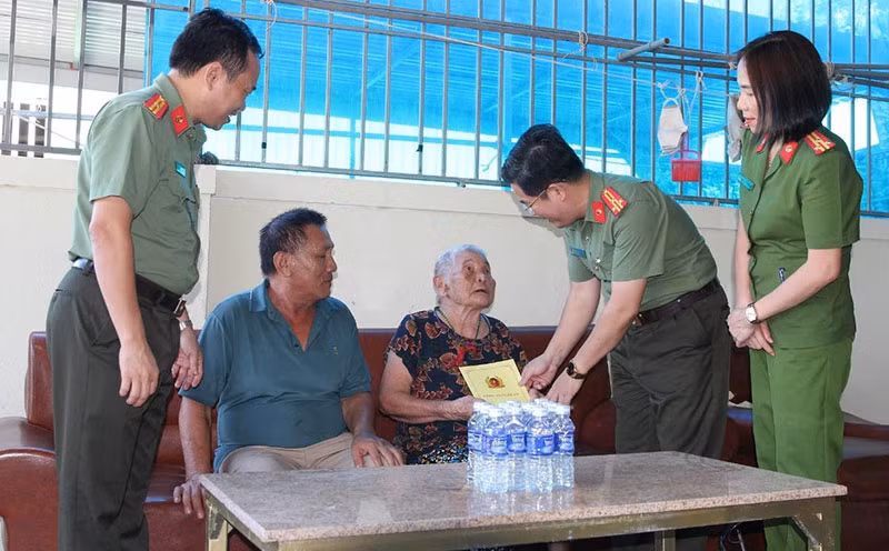 Công an Nghệ An thăm, khám sức khỏe, tặng quà Bà mẹ Việt Nam anh hùng -0