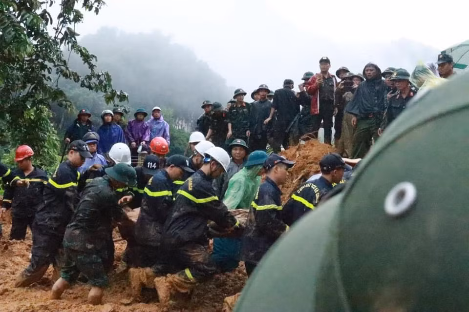 Sạt lở vùi xe ô tô 16 chỗ, 9 người chết -4