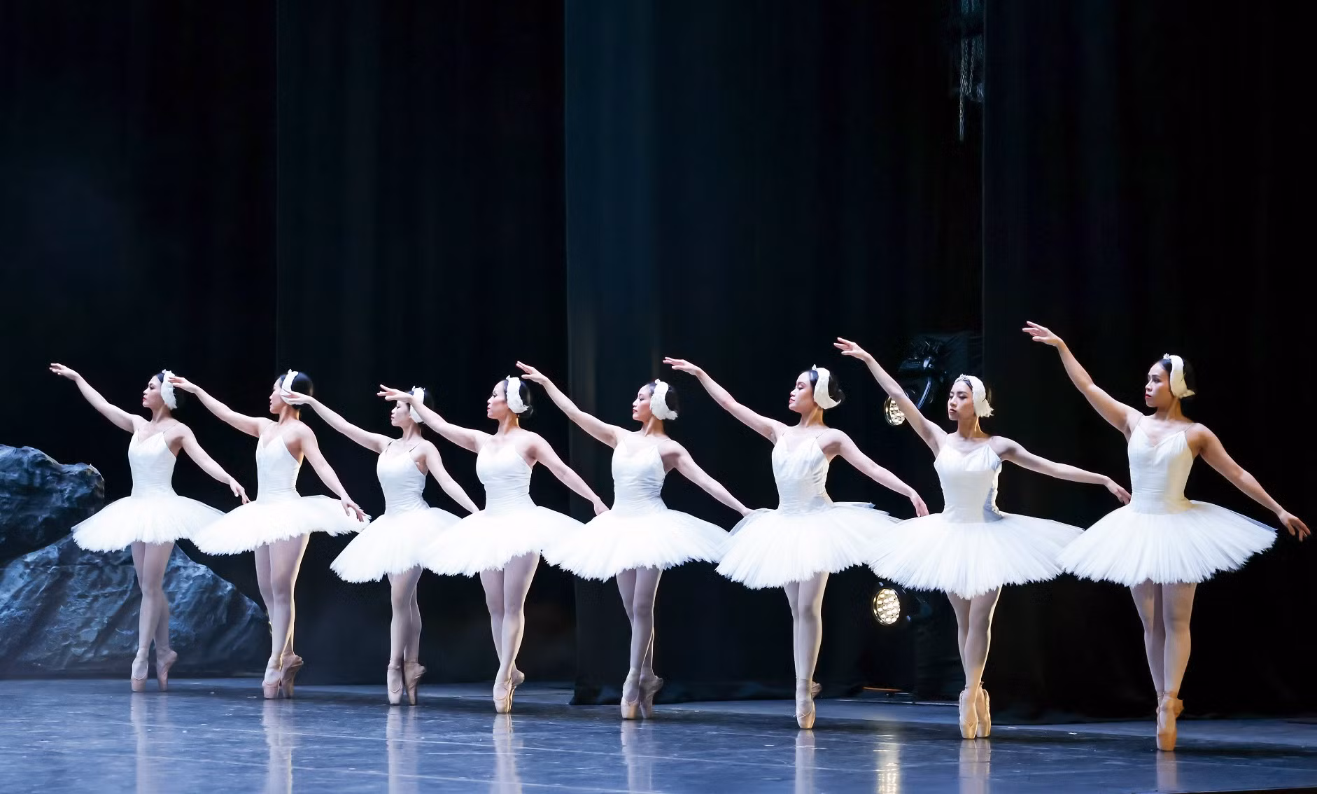 Ballet Hồ Thiên Nga lộng lẫy và đầy mê hoặc trên sân khấu Nhà hát Hồ Gươm -0