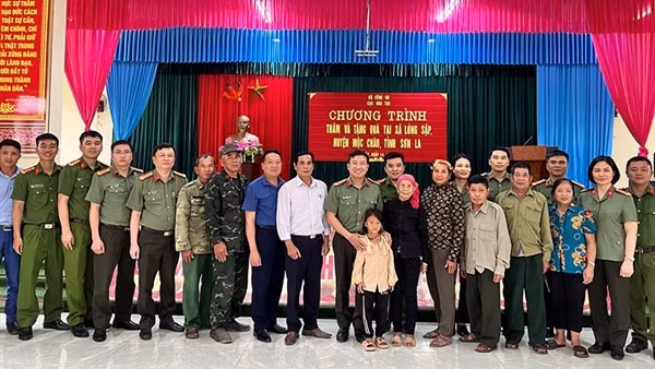 Cục Đào tạo thăm, tặng quà Công an xã và 7 gia đình chính sách xã Lóng Sập