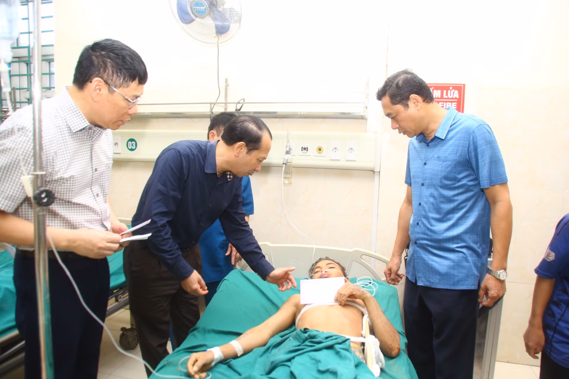 Huy động hằng trăm CBCS cùng các lực lượng tham gia tìm kiếm nạn nhân và khắc phục hậu quả sạt lở đất -0