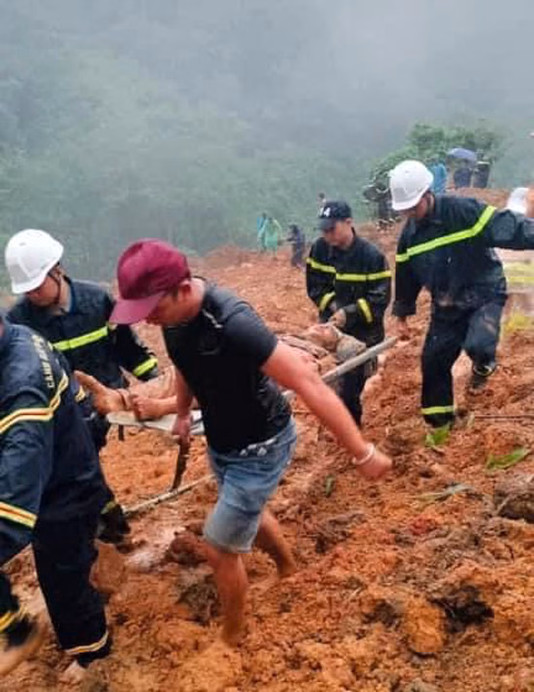 Huy động hằng trăm CBCS cùng các lực lượng tham gia tìm kiếm nạn nhân và khắc phục hậu quả sạt lở đất -2