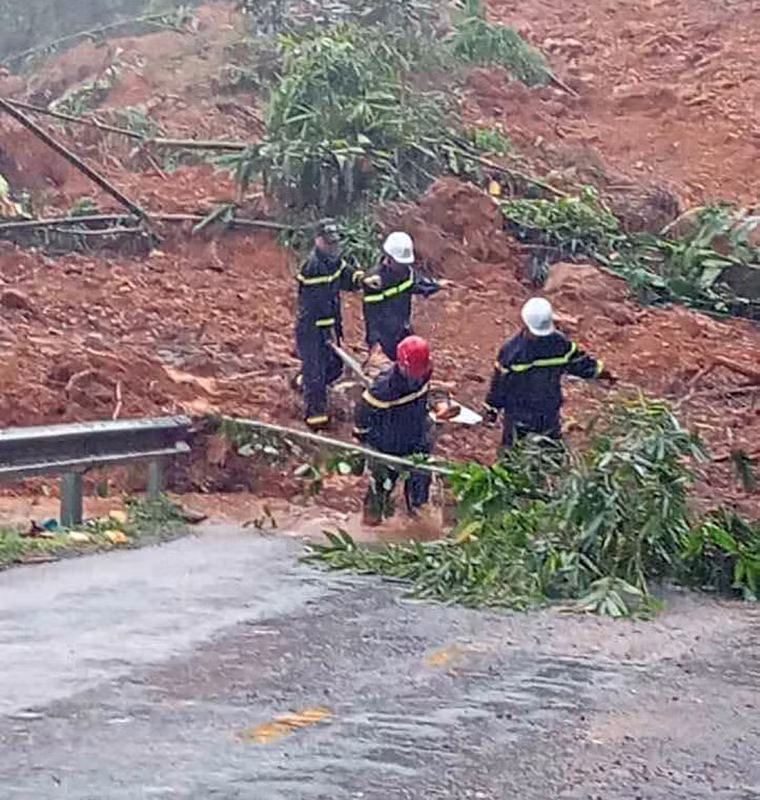 Vụ sạt lở tại Hà Giang: Dừng tìm kiếm nạn nhân, tập trung thông đường -0
