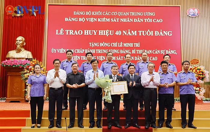 Trao Huy hiệu 40 năm tuổi Đảng tặng Viện trưởng Lê Minh Trí -0