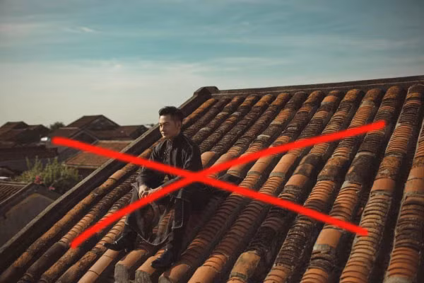 Xử nghiêm ca sĩ ngồi trên mái nhà phố cổ Hội An chụp ảnh phản cảm -0