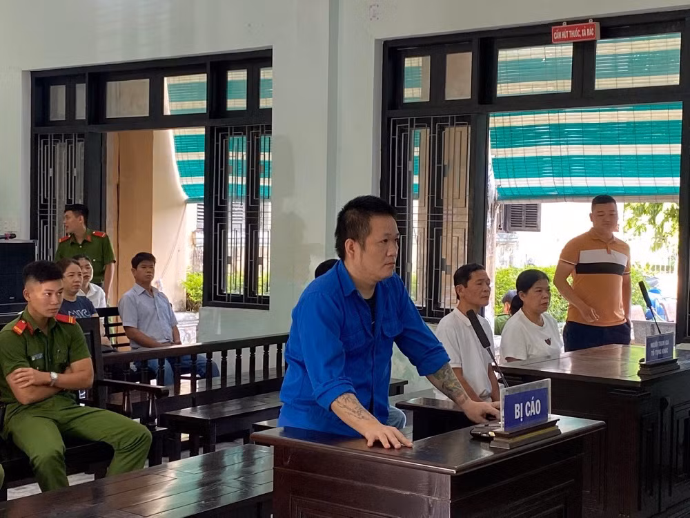 Dùng dao cắt, chém vào cổ chú và thím; cháu trai lãnh án giết người -0