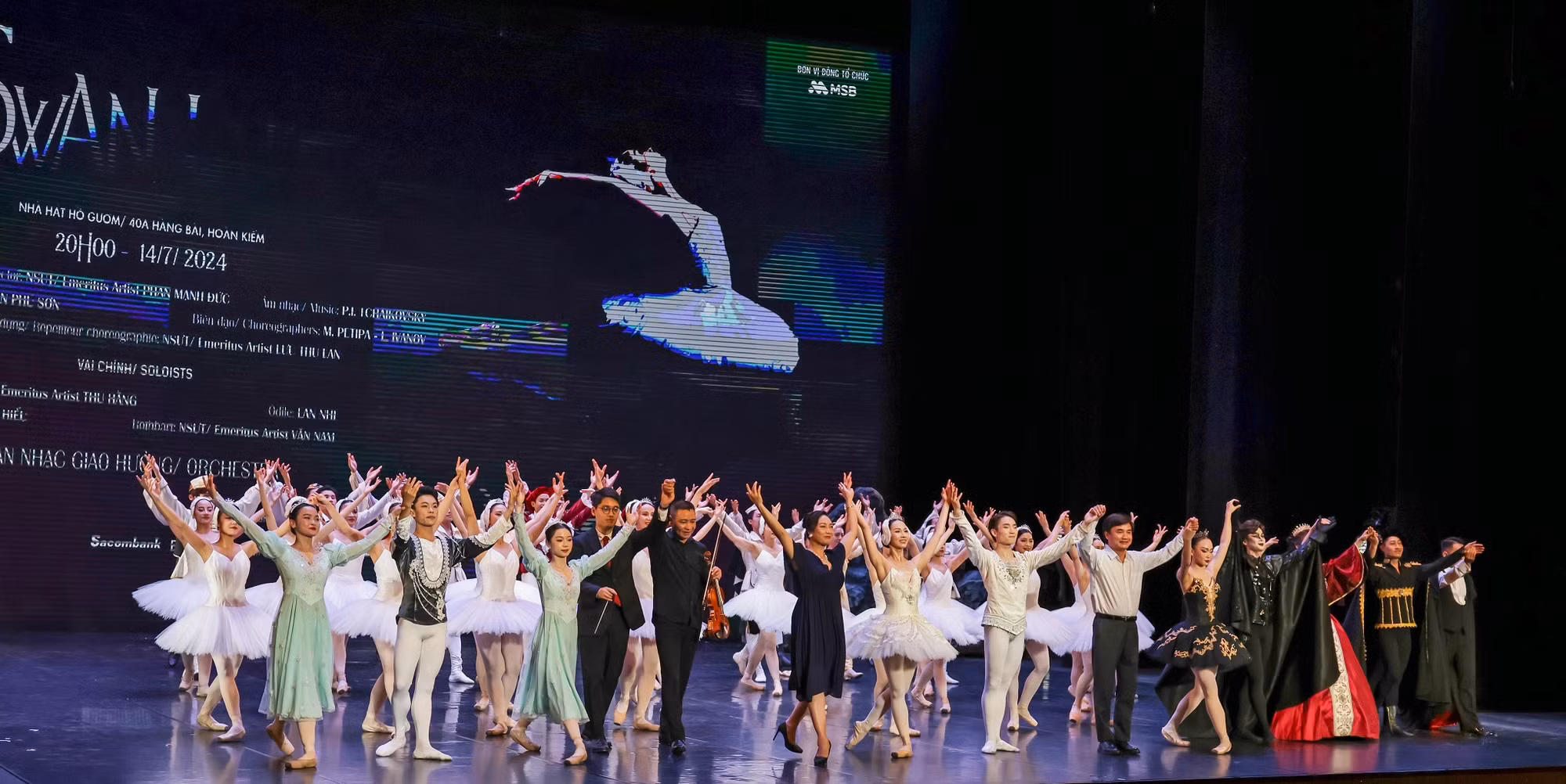 Ballet Hồ Thiên Nga lộng lẫy và đầy mê hoặc trên sân khấu Nhà hát Hồ Gươm -0