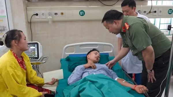 Thăm hỏi nạn nhân và gia đình trong vụ sạt lở đất