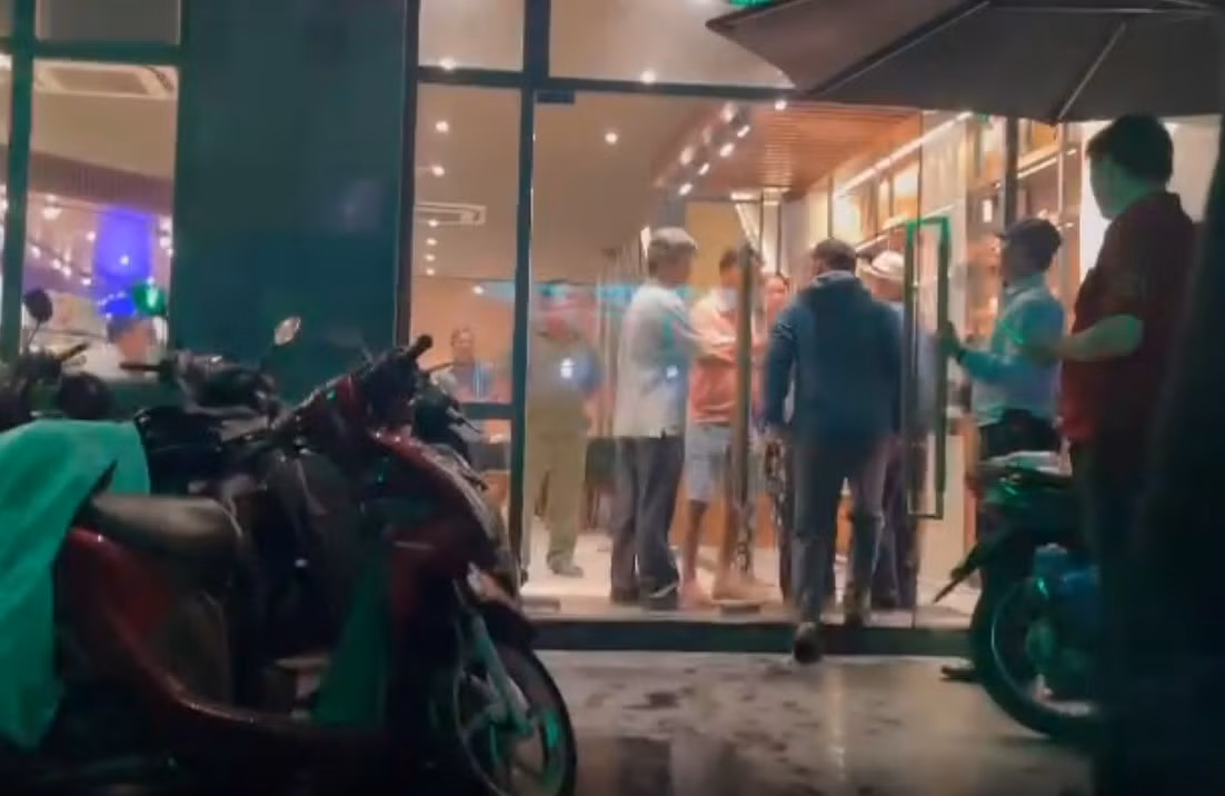 Mâu thuẫn, đâm người phụ nữ rồi tự sát trong quán trà -0