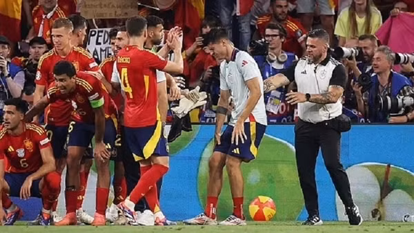 Thủ quân Morata dính chấn thương hy hữu khi ĐT Tây Ban Nha ăn mừng chiến thắng