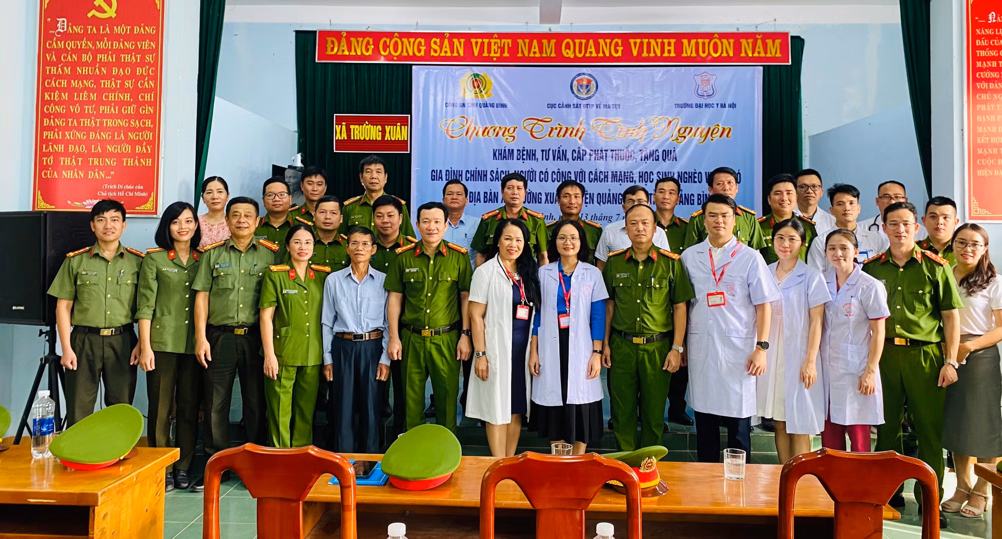Khám bệnh và tặng quà gia đình chính sách tại Quảng Bình -0