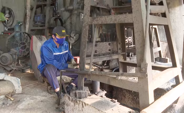 Đỏ lửa làng rèn cả trăm năm -0