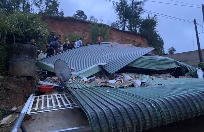Lở đất gây sập nhà lúc đang ngủ, một người tử vong -0