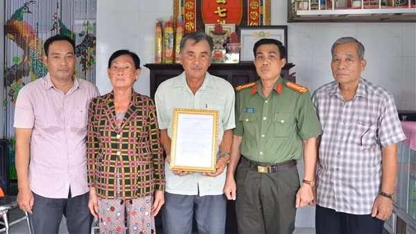 Bàn giao nhà tình nghĩa cho 2 đồng chí tham gia Chuyên án CM12