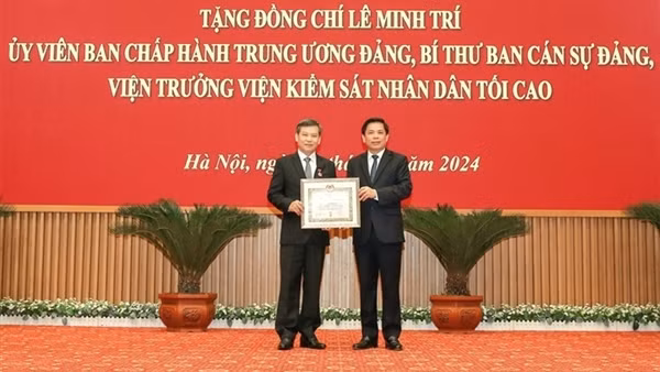Trao Huy hiệu 40 năm tuổi Đảng tặng đồng chí Lê Minh Trí