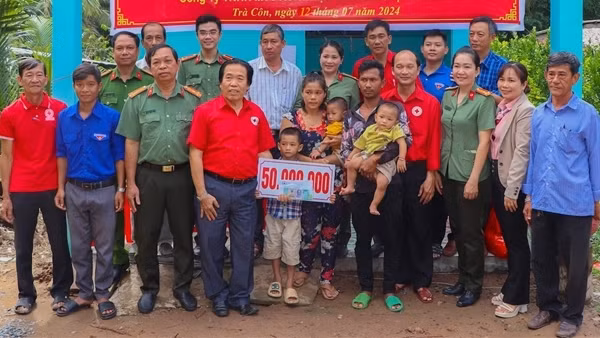 Công an Vĩnh Long tặng nhà cho hộ dân có hoàn cảnh khó khăn