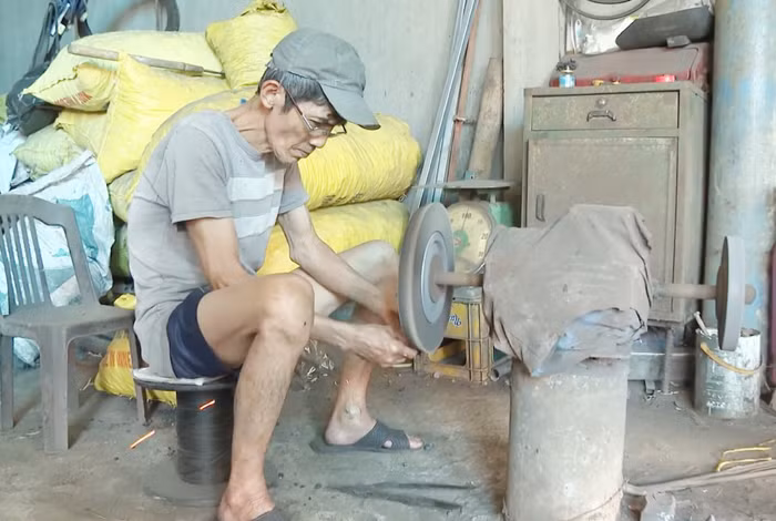 Đỏ lửa làng rèn cả trăm năm -0