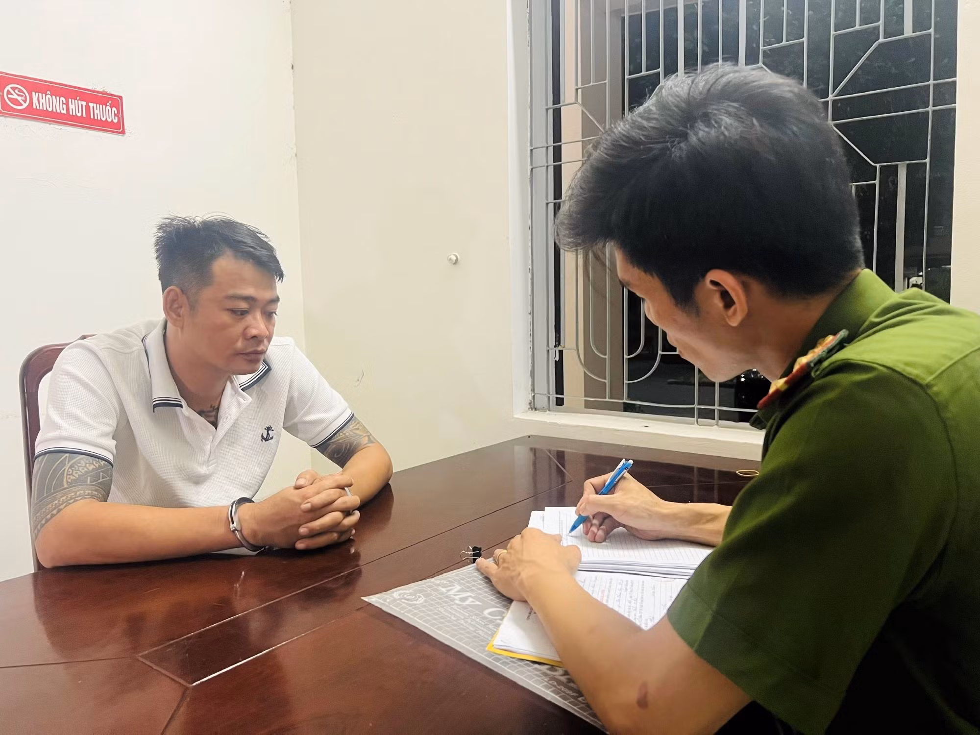 Đối tượng mang lệnh truy nã bỏ trốn hơn 1.000 km vẫn không thoát -0