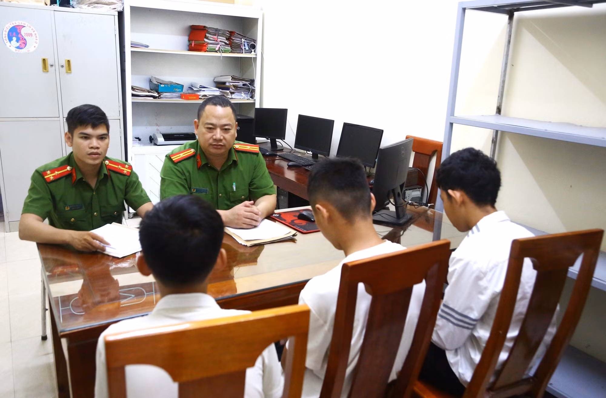 công an tiến hành triệu tập 3 học sinh để giáo dục, giao trách nhiệm.jpg -0