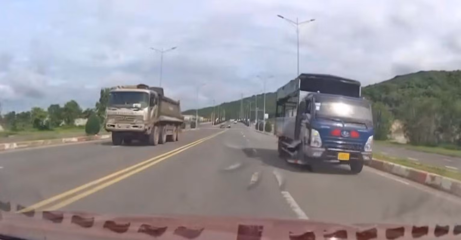 Xử lý tài xế lái xe tải đi không đúng làn đường qua clip người dân -0