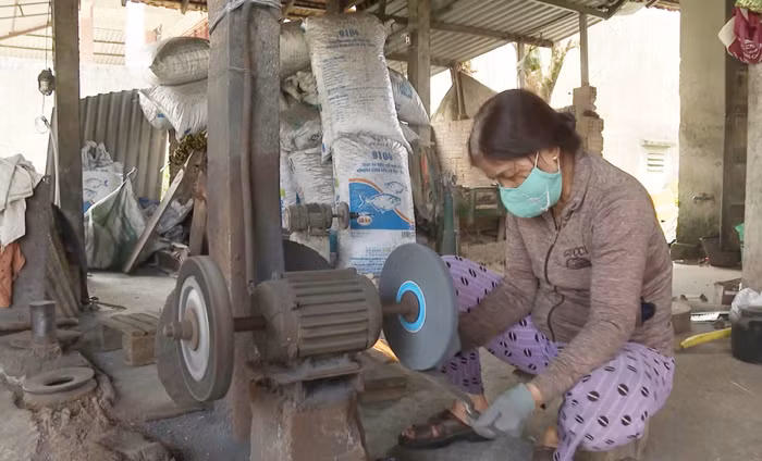 Đỏ lửa làng rèn cả trăm năm -0
