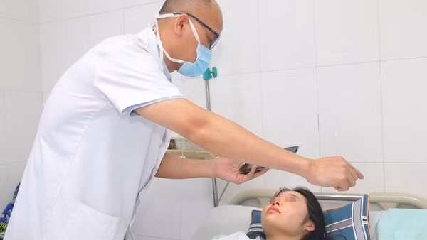 Hai phụ nữ mù mắt và hoại tử ngực do tiêm filler làm đẹp