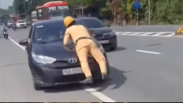 Tài xế trong vụ CSGT bám trên nắp capo đi hơn 2 km đã ra trình diện