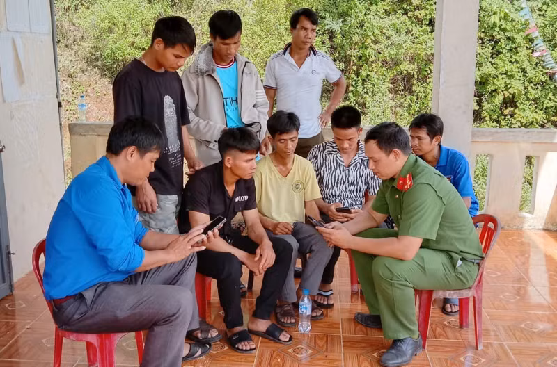 Một đôi vai, 2 màu áo - thêm ấn tượng đẹp về người chiến sĩ Công an trong lòng nhân dân -0