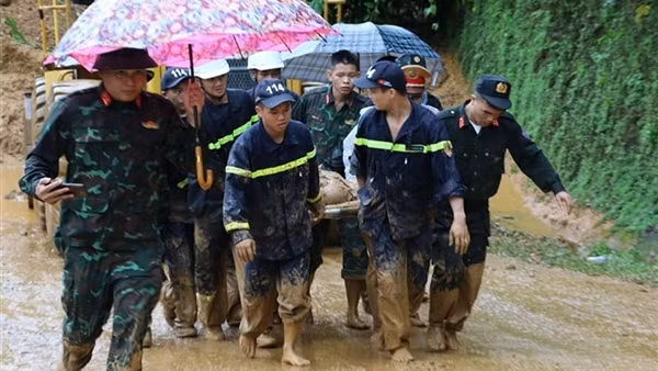 Hàng trăm CBCS Công an cùng các lực lượng tham gia tìm kiếm nạn nhân, khắc phục hậu quả sạt lở đất