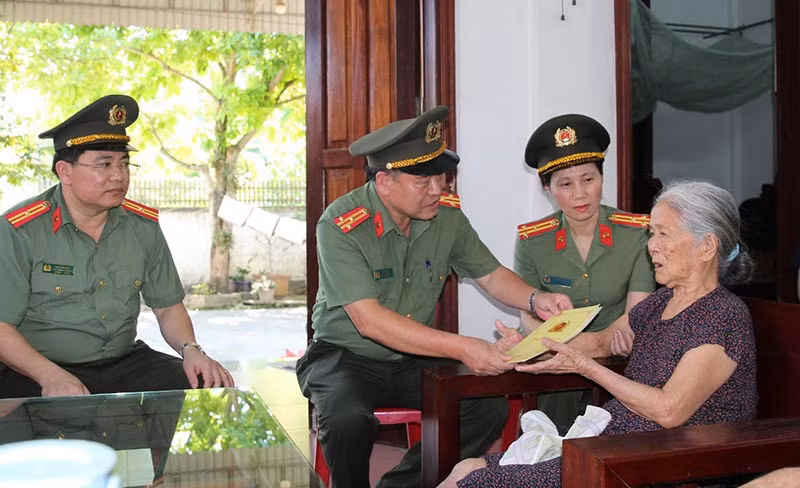 Công an Nghệ An thăm, khám sức khỏe, tặng quà Bà mẹ Việt Nam anh hùng -2