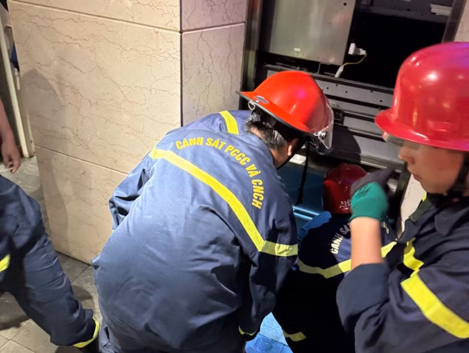 Vào nhà hàng ăn uống, 9 người bị mắc kẹt trong thang máy -0